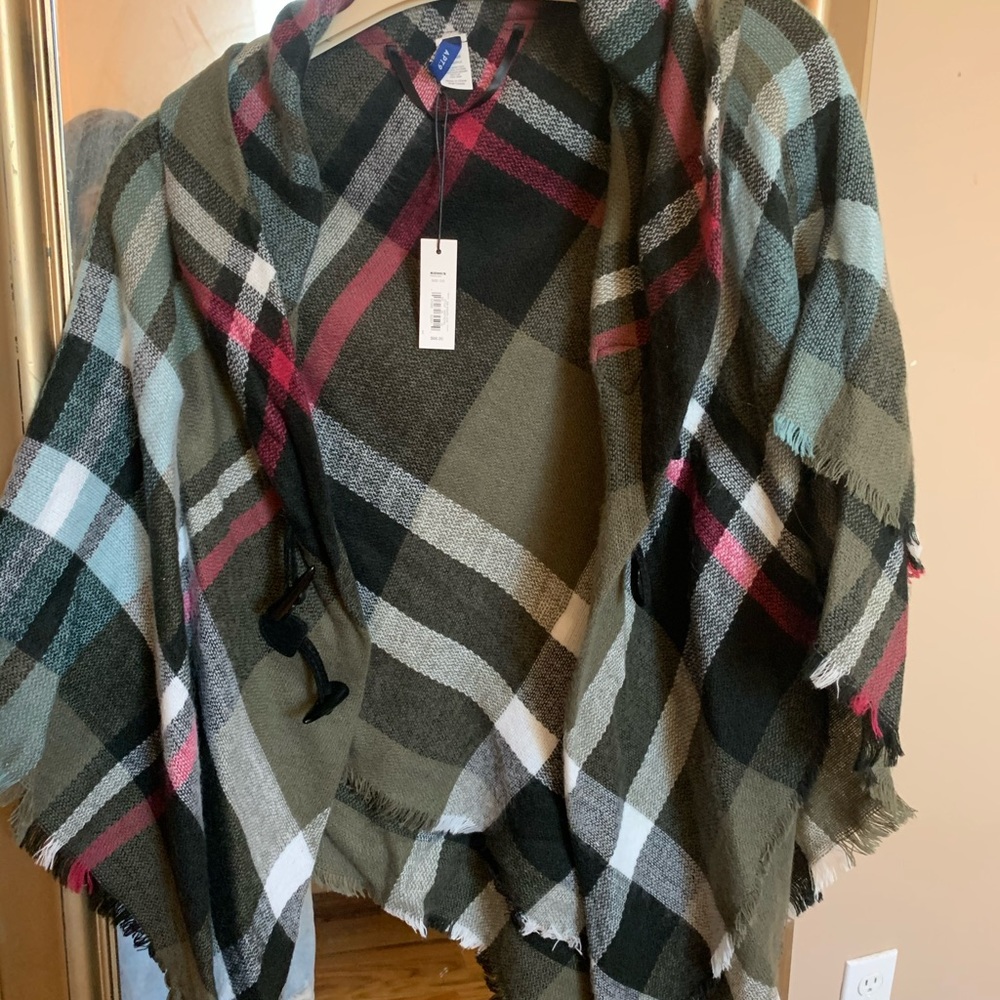 Shawl with button closure